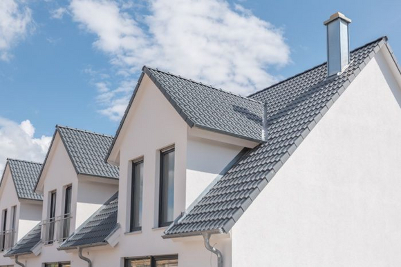 Reihenhäuser mit grauen Dächern